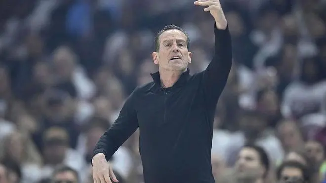 骑士队替补球员发挥出色助力球队战胜热火队取得系列赛第二场胜利