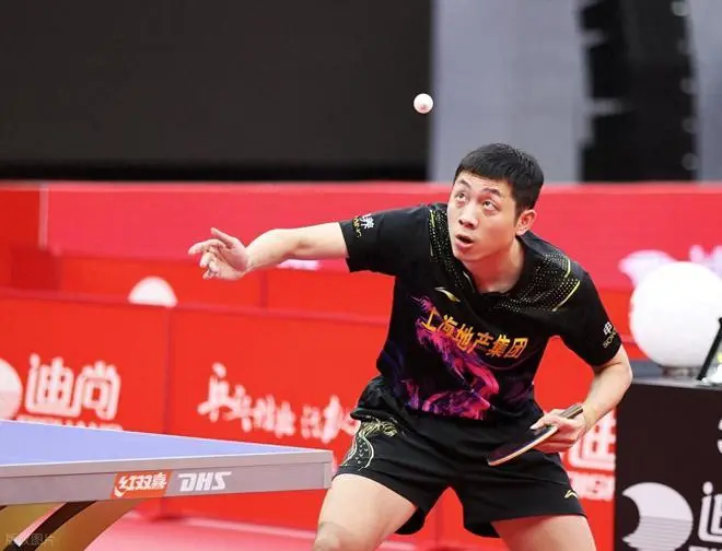 许昕在乒乓球比赛中意外负于年轻选手 双方发球技术引发裁判争议