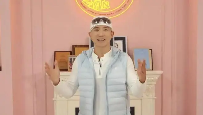 刘畊宏参与2025三亚马拉松赛事并带领热身活动 全民健身热潮持续升温