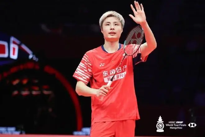 石宇奇在世界羽联总决赛中2比0战胜李诗沣 国羽首日取得5胜4负战绩