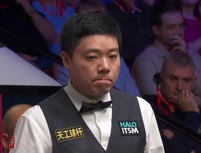 中国斯诺克名将连胜三局晋级 苏格兰公开赛首轮淘汰00后新秀